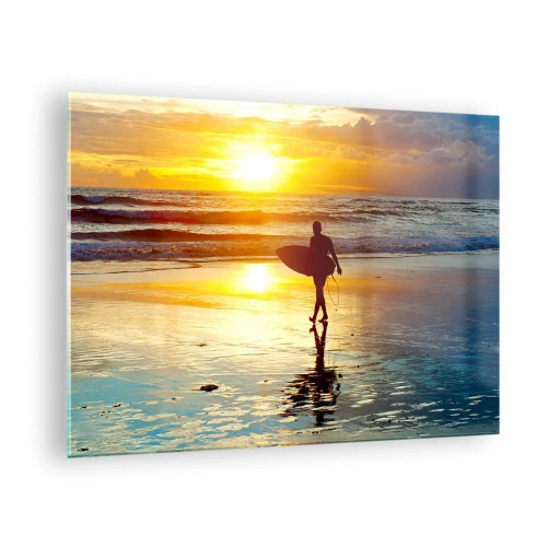 Obraz na skle - Surfař kráčí po pláži při západu slunce se svým prknem - 70x50cm - Návrat bojovníka - Moderní nástěnná dekorace do obývacího pokoje a ložnice ARTTOR
