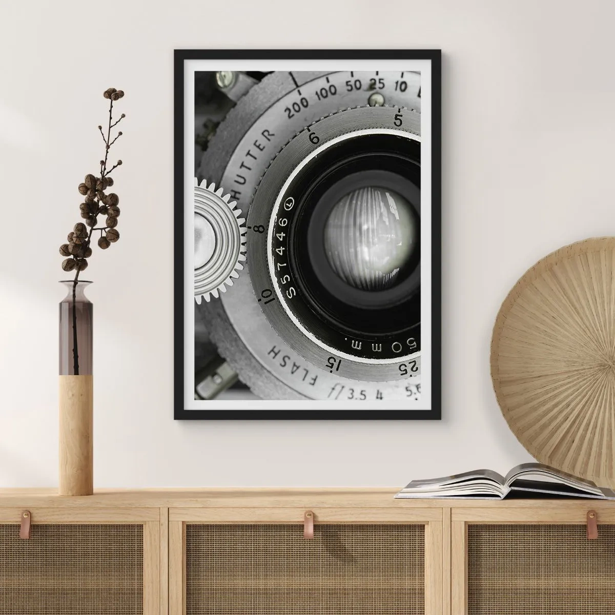 Plakát v černém rámu - Detail objektivu fotoaparátu s kovovými detaily - 50x70cm - Příběh o Hollywoodu - Moderní nástěnná dekorace do obývacího pokoje a ložnice ARTTOR