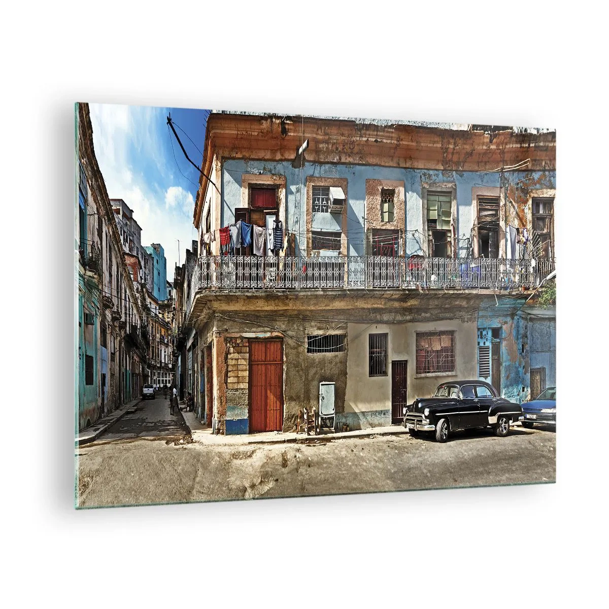Obraz na skle - Retro ulice s klasickými budovami a autem - 70x50cm - Havajský nádech - Moderní nástěnná dekorace do obývacího pokoje a ložnice ARTTOR