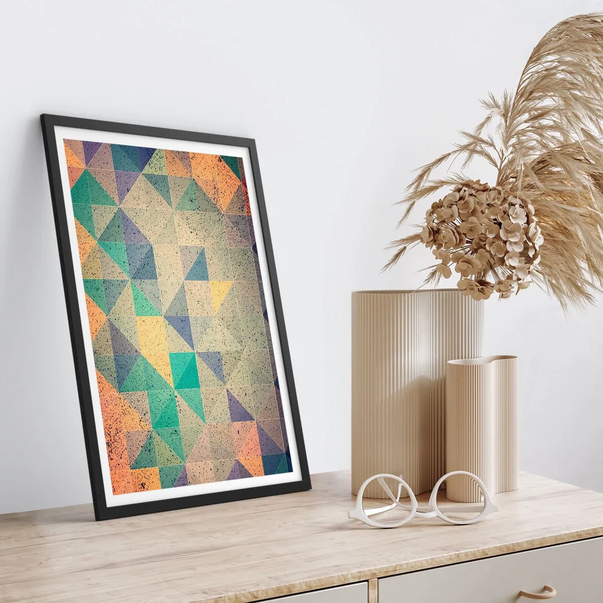 Plakát v černém rámu - Barevná abstrakce s geometrickým vzorem trojúhelníků - 50x70cm - Republika trojúhelníků - Moderní nástěnná dekorace do obývacího pokoje a ložnice ARTTOR