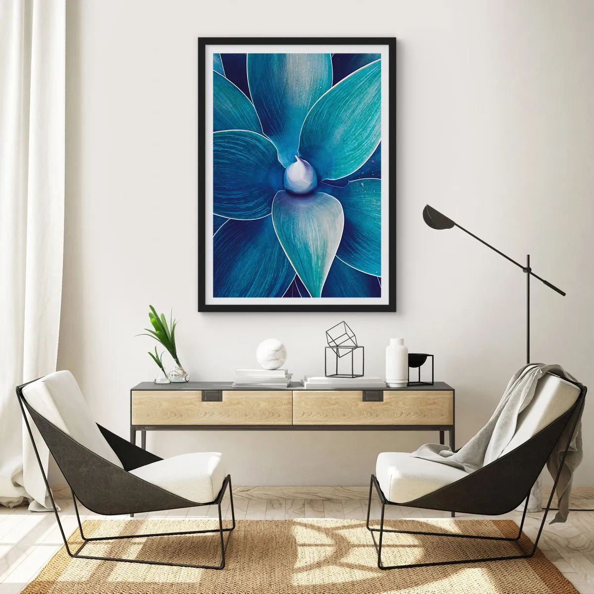 Plakát v černém rámu - Detail velkého květu v odstínech modré - 50x70cm - Namodralý od nebe - Moderní nástěnná dekorace do obývacího pokoje a ložnice ARTTOR