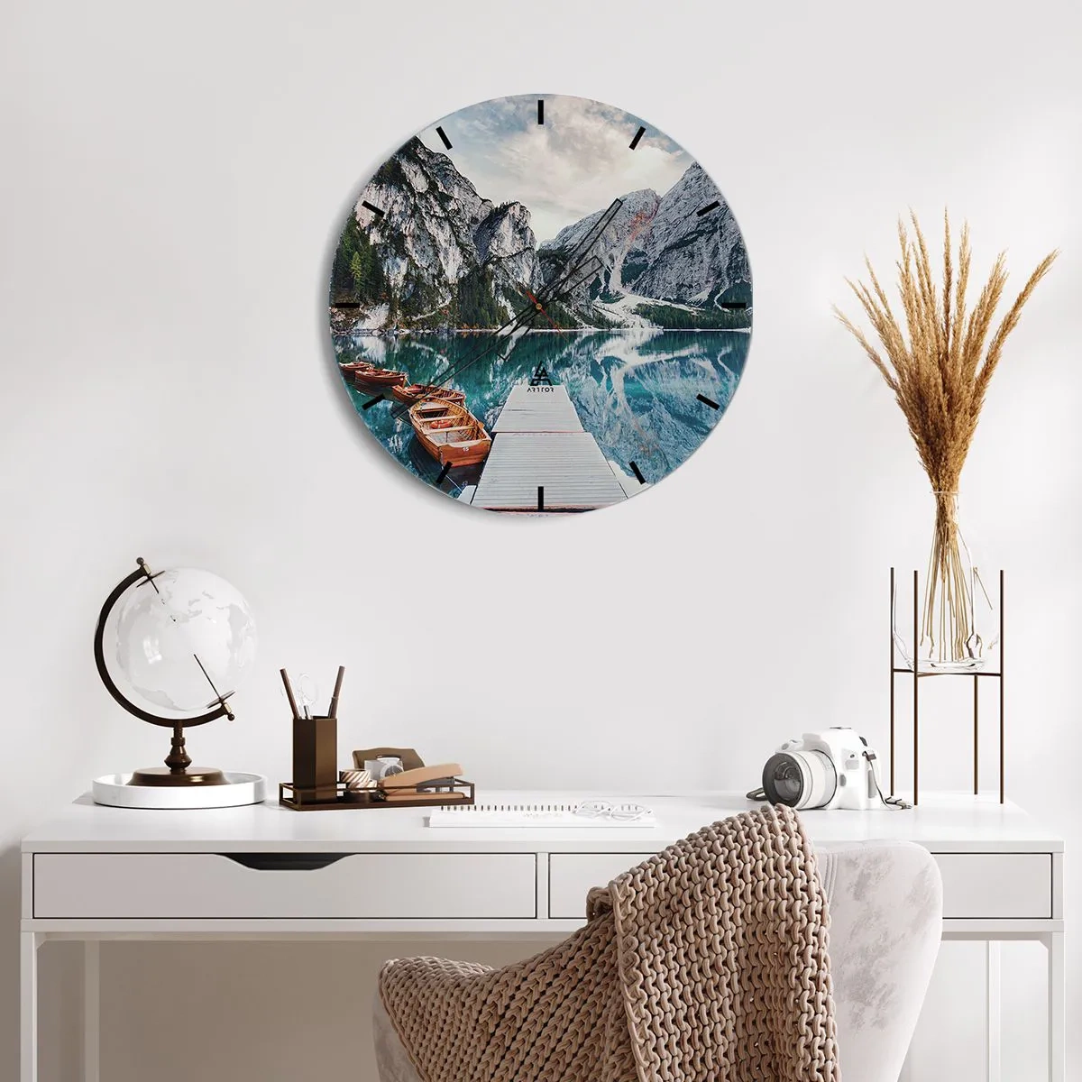 Nástěnné hodiny - Dřevěné molo a lodě na pozadí horského jezera - 30x30cm - Ukážeme vám krásu - Moderní nástěnná dekorace do obývacího pokoje, kuchyně a ložnice ARTTOR