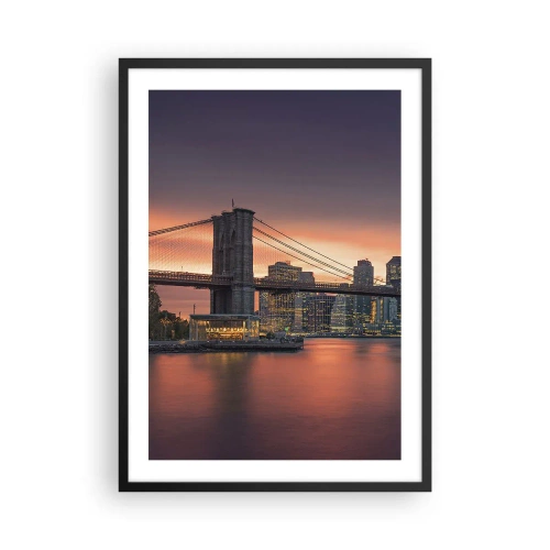 Plakát v černém rámu - Brooklynský most v noci s osvětleným městem v pozadí - 50x70cm - Ponořené do liliového ticha - Moderní nástěnná dekorace do obývacího pokoje a ložnice ARTTOR