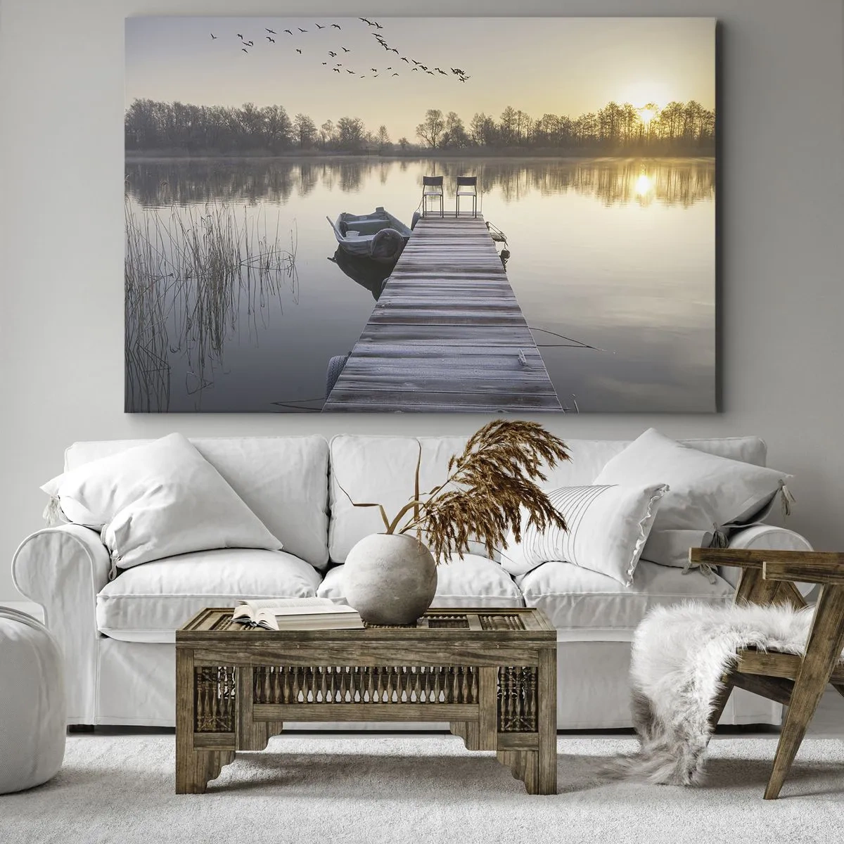 Obraz na plátně - Molo u jezera ráno s lodí a židlemi - 70x50cm - Časem se vrátím - Moderní nástěnná dekorace do obývacího pokoje a ložnice ARTTOR
