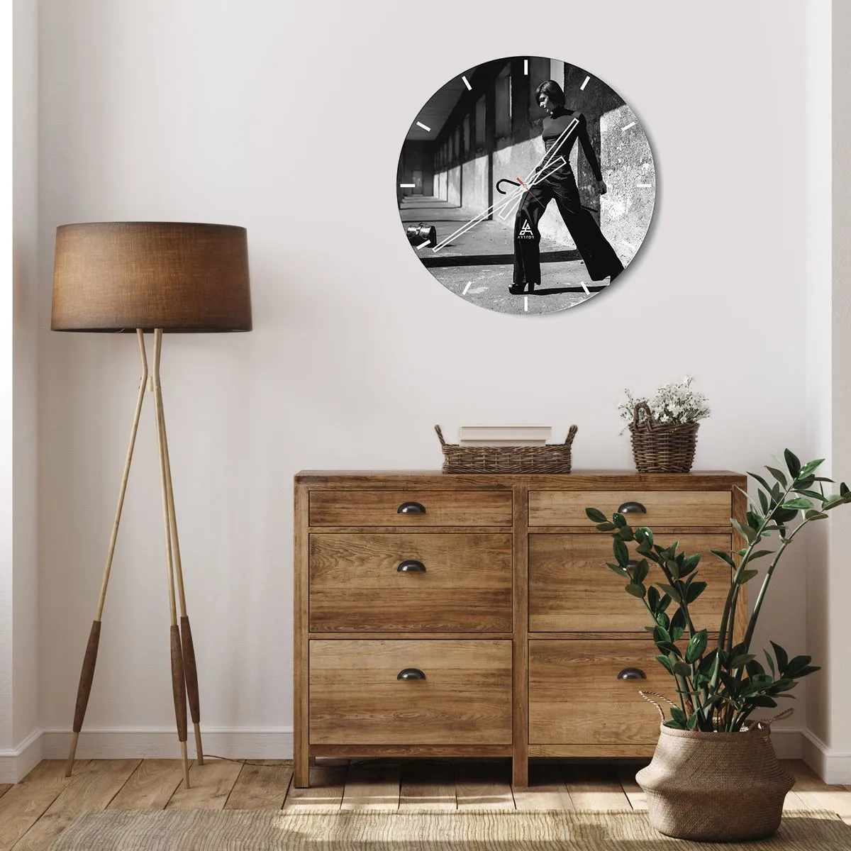 Nástěnné hodiny - Černobílá fotografie ženy ve stylovém oblečení v industriálním prostředí. - 30x30cm - Městská elegance - Moderní nástěnná dekorace do obývacího pokoje, kuchyně a ložnice ARTTOR