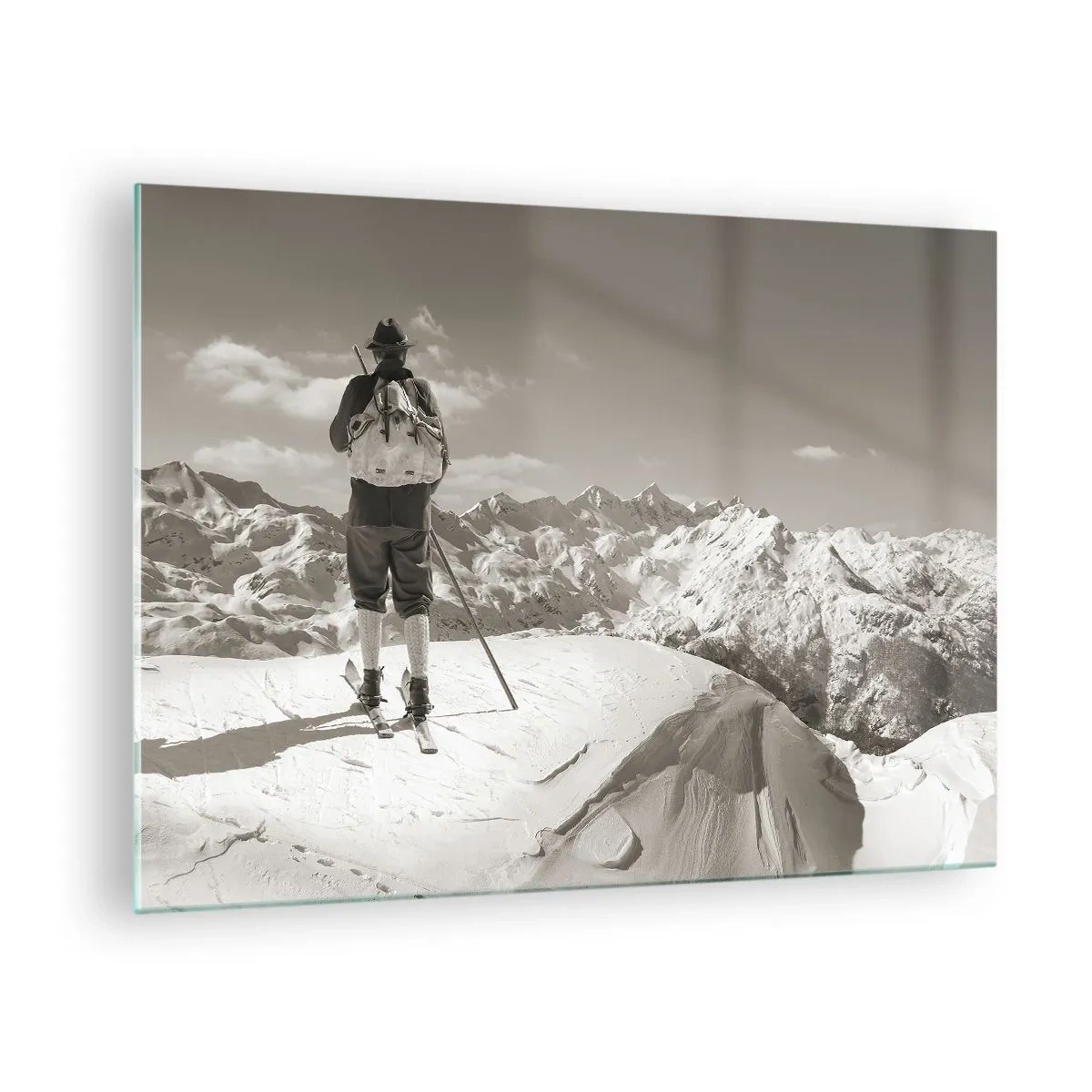 Obraz na skle - Lyžař na vrcholu hory v černé a bílé - 70x50cm - Stejné hory - Moderní nástěnná dekorace do obývacího pokoje a ložnice ARTTOR