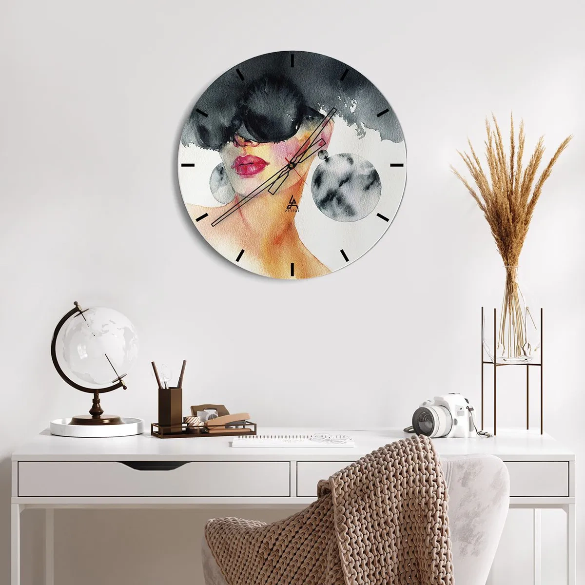 Nástěnné hodiny - Portrét ženy s brýlemi a velkými náušnicemi, akvarel - 30x30cm - Tajemství elegance - Moderní nástěnná dekorace do obývacího pokoje, kuchyně a ložnice ARTTOR
