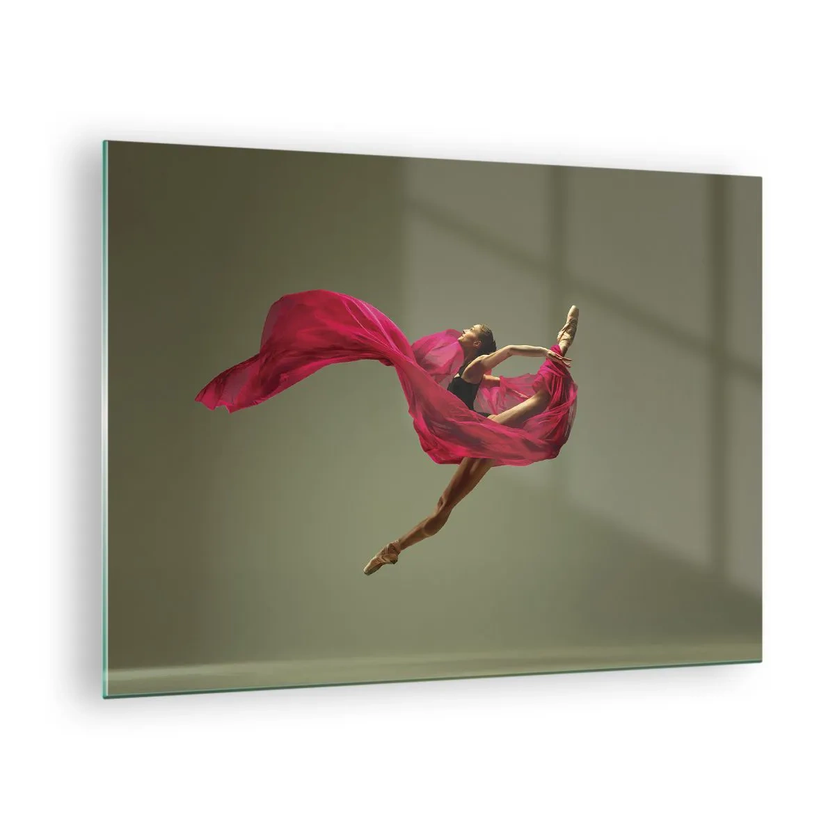 Obraz na skle - Tanečnice za letu s rozevlátou fuchsiovou látkou - 70x50cm - Tančící plamen - Moderní nástěnná dekorace do obývacího pokoje a ložnice ARTTOR