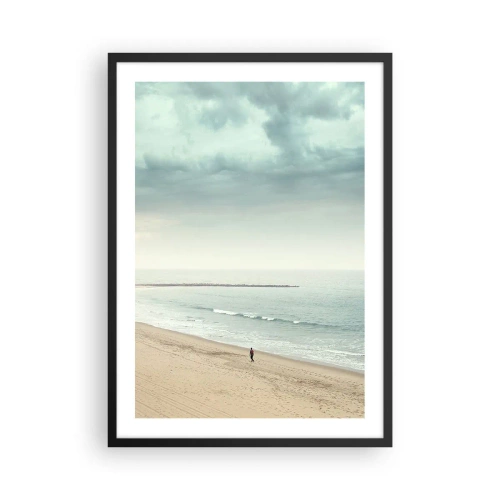 Plakát v černém rámu - Osamělá postava kráčí podél pobřeží pod zataženou oblohou. - 50x70cm - Hledám klid - Moderní nástěnná dekorace do obývacího pokoje a ložnice ARTTOR