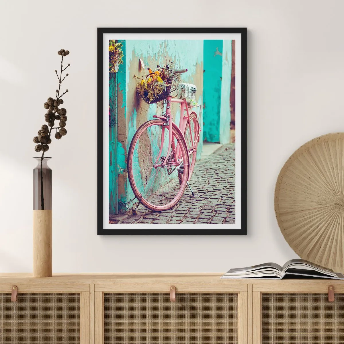 Plakát v černém rámu - Růžové kolo s košíkem na rustikální ulici - 50x70cm - Hned se vrátím - Moderní nástěnná dekorace do obývacího pokoje a ložnice ARTTOR