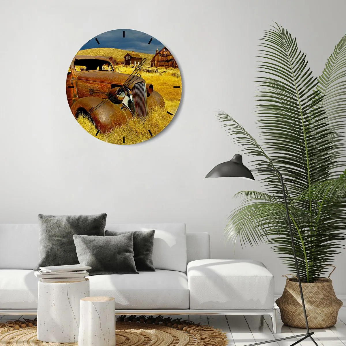 Nástěnné hodiny - Staré rezavé auto na pozadí opuštěné vesnice - 30x30cm - Zasloužený odpočinek - Moderní nástěnná dekorace do obývacího pokoje, kuchyně a ložnice ARTTOR