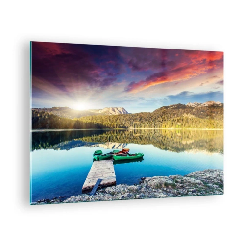 Obraz na skle - Malebné jezero s dřevěným molem a loděmi při západu slunce - 70x50cm - U vody hladké jako zrcadlo - Moderní nástěnná dekorace do obývacího pokoje a ložnice ARTTOR