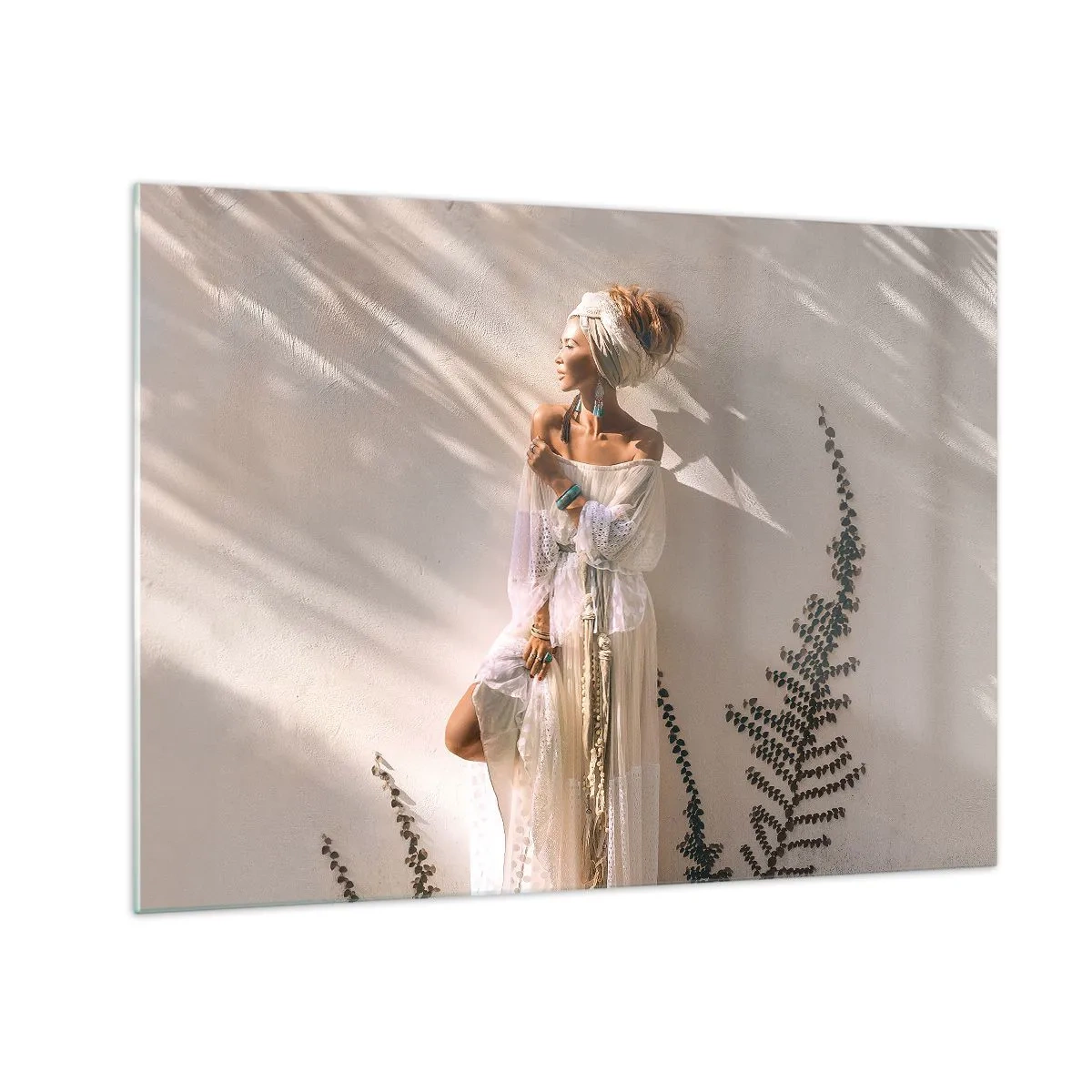 Obraz na skle - Žena v boho stylu na pozadí světlé zdi a stínů rostlin - 70x50cm - Slunce a dívka - Moderní nástěnná dekorace do obývacího pokoje a ložnice ARTTOR