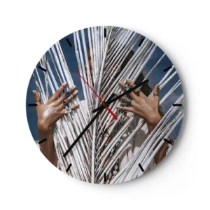 Nástěnné hodiny - Ruce zdobené prsteny za bílými palmovými listy - 30x30cm - Šamanová holka? - Moderní nástěnná dekorace do obývacího pokoje, kuchyně a ložnice ARTTOR