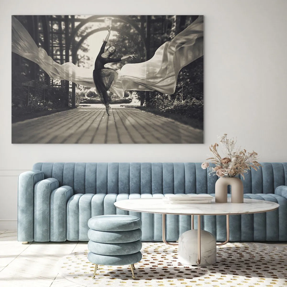 Obraz na skle - Tanečnice v pohybu na pozadí zahrady v černé a bílé. - 70x50cm - Tanec ducha zahrady - Moderní nástěnná dekorace do obývacího pokoje a ložnice ARTTOR