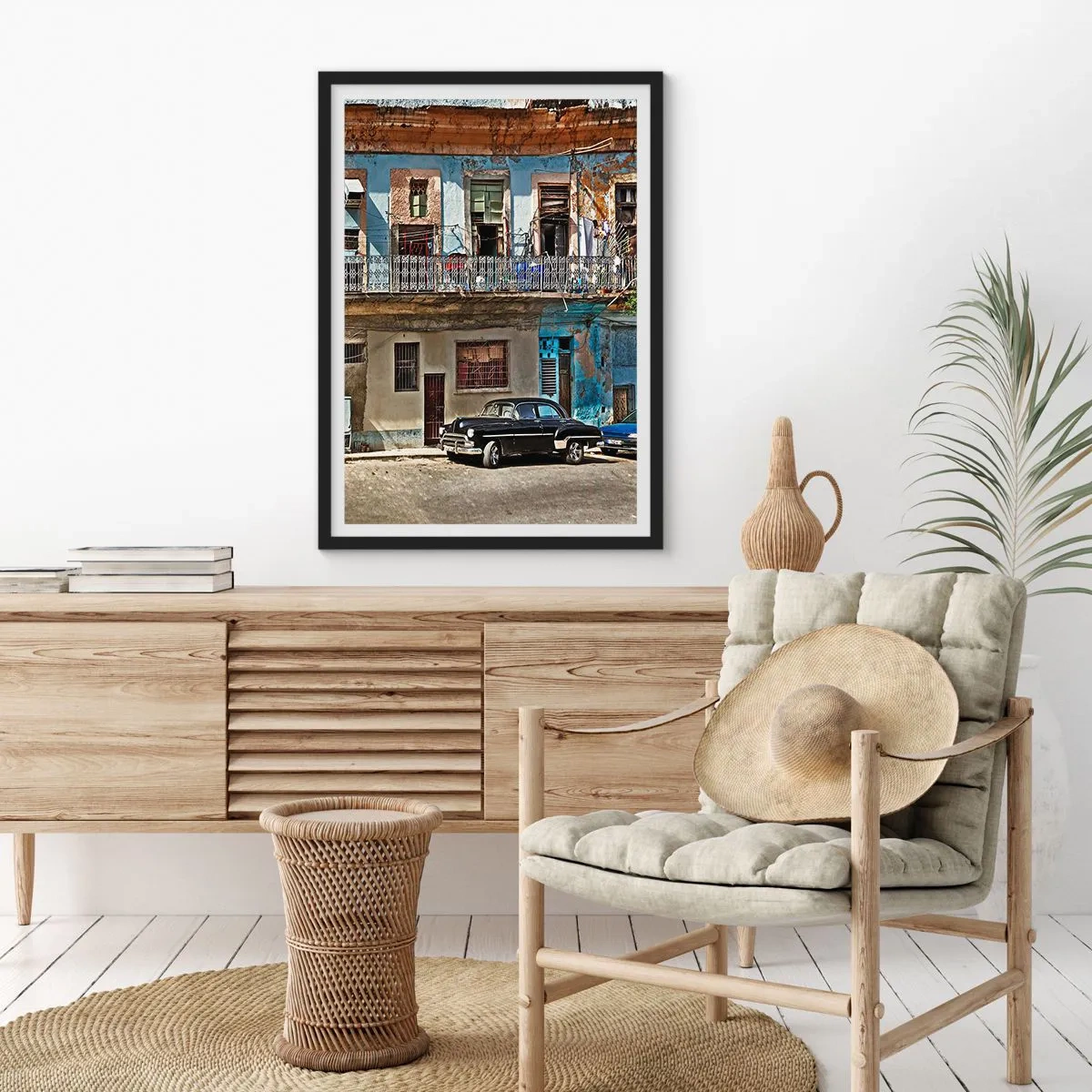 Plakát v černém rámu - Starý činžovní dům s klasickým autem - 50x70cm - Havajský nádech - Moderní nástěnná dekorace do obývacího pokoje a ložnice ARTTOR
