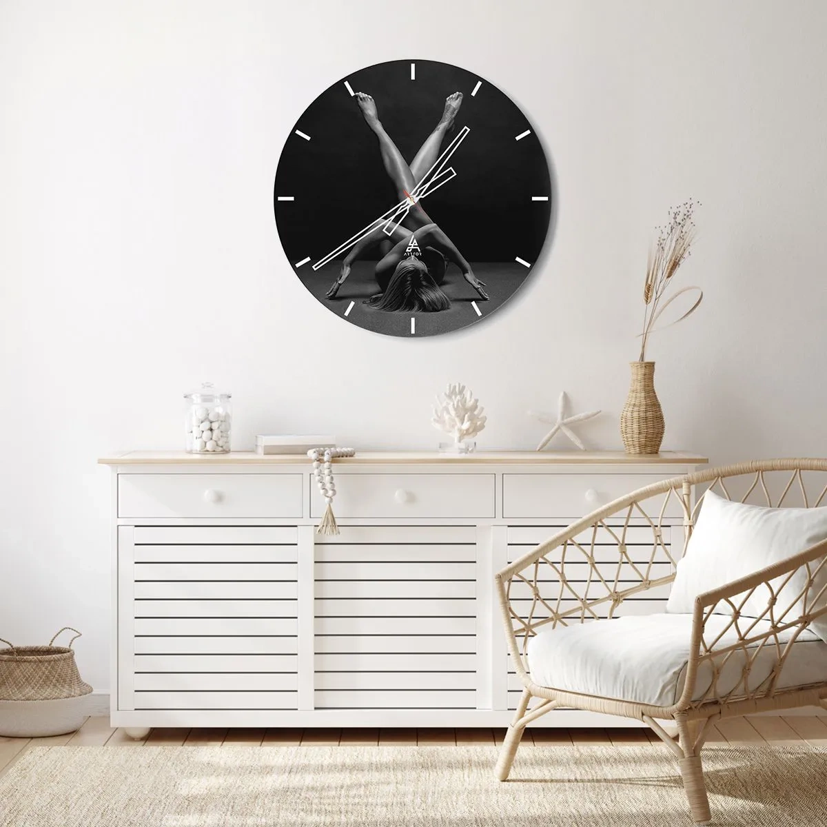 Nástěnné hodiny - Umělecká silueta ženy v dynamické póze na černém pozadí - 30x30cm - Geometrie nahoty - Moderní nástěnná dekorace do obývacího pokoje, kuchyně a ložnice ARTTOR