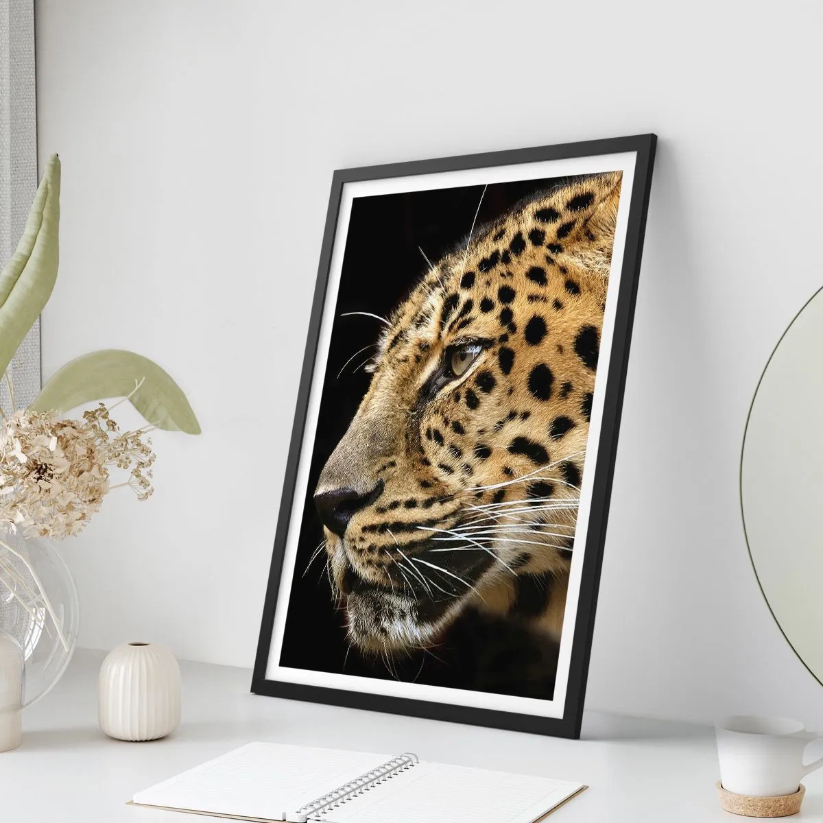 Plakát v černém rámu - Profil leoparda na tmavém pozadí - 50x70cm - Klidný, soustředěný, připravený - Moderní nástěnná dekorace do obývacího pokoje a ložnice ARTTOR