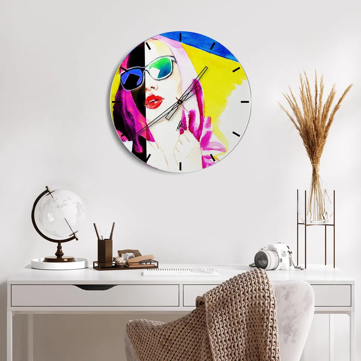 Nástěnné hodiny - Žena s brýlemi pop-art - 30x30cm - Nejsem bílá a nejsem černá - Moderní nástěnná dekorace do obývacího pokoje, kuchyně a ložnice ARTTOR