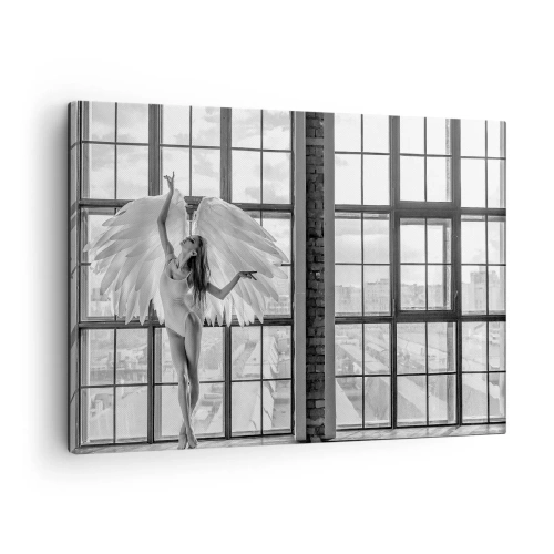 Obraz na plátně - Žena s andělskými křídly na pozadí okna v podkroví - 70x50cm - Město andělů? - Moderní nástěnná dekorace do obývacího pokoje a ložnice ARTTOR