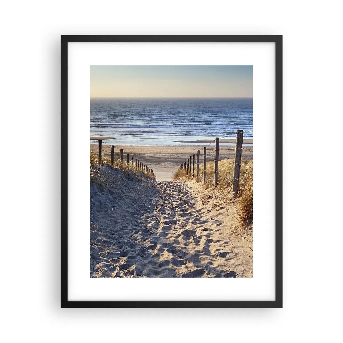 Plakát v černém rámu - Šumění moře, zpěv ptáků, divoká pláž uprostřed trávy… - 40x50 cm