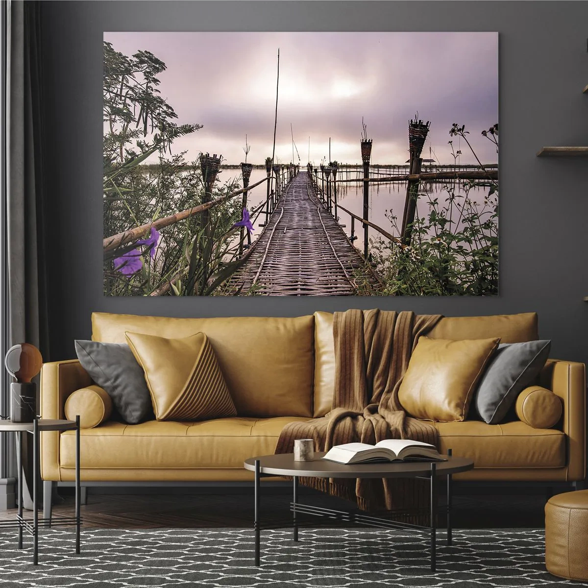 Obraz na skle - Bambusový most vedoucí přes jezero, obklopený rostlinami a květinami - 70x50cm - Klid a pohoda Asie - Moderní nástěnná dekorace do obývacího pokoje a ložnice ARTTOR