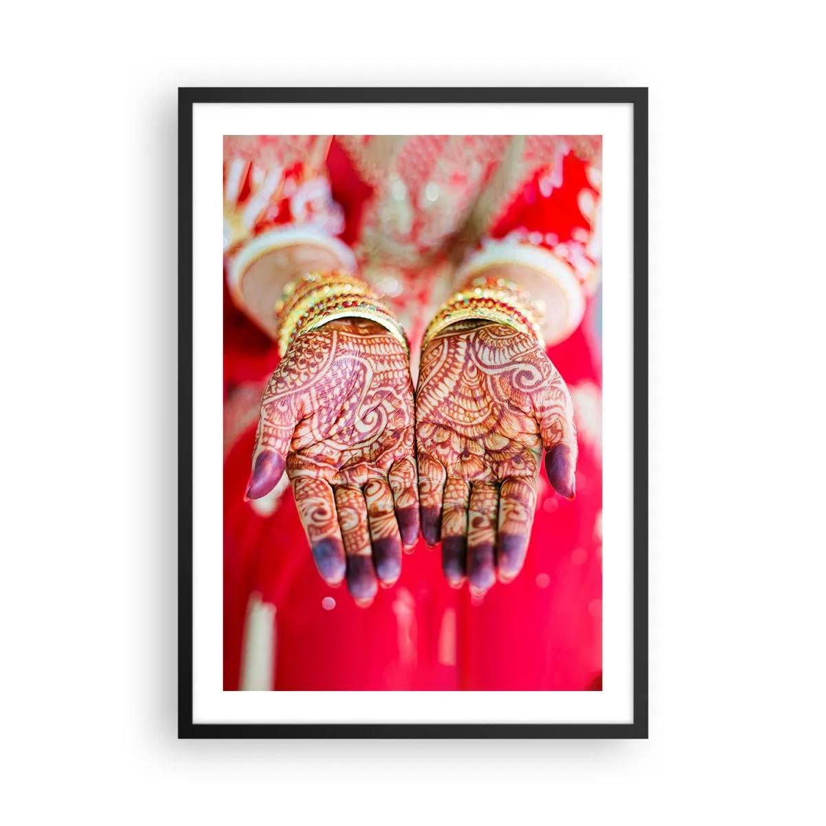Plakát v černém rámu - Dekorativní henna ruce na červeném pozadí - 50x70cm - Připravená chytit štěstí - Moderní nástěnná dekorace do obývacího pokoje a ložnice ARTTOR