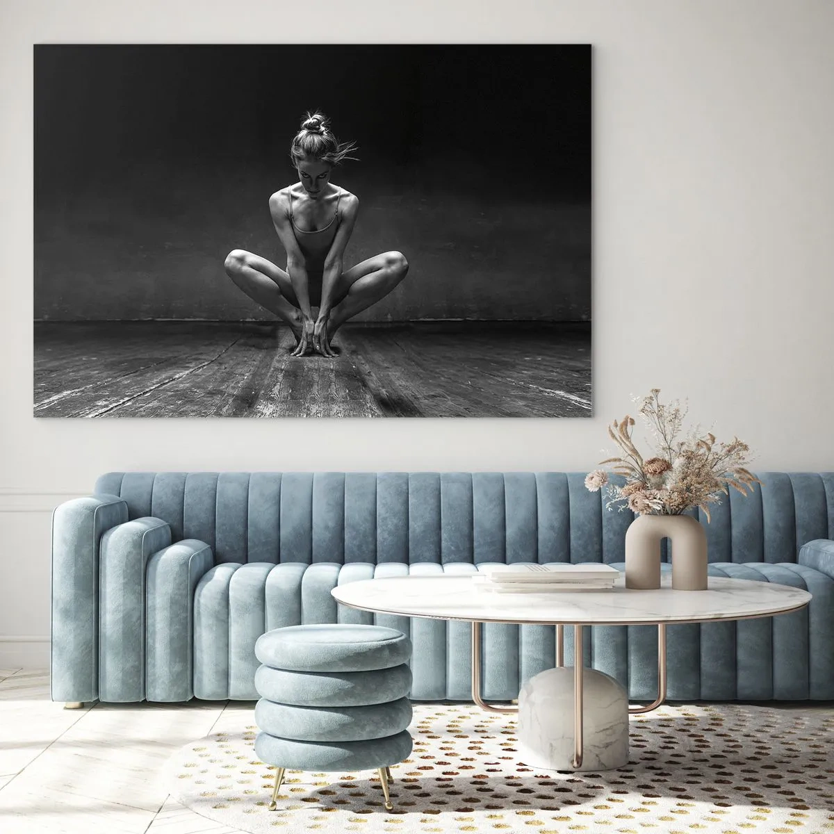 Obraz na skle - Tanečník v baletní póze na dřevěné podlaze - 70x50cm - Koncentrace taneční energie - Moderní nástěnná dekorace do obývacího pokoje a ložnice ARTTOR