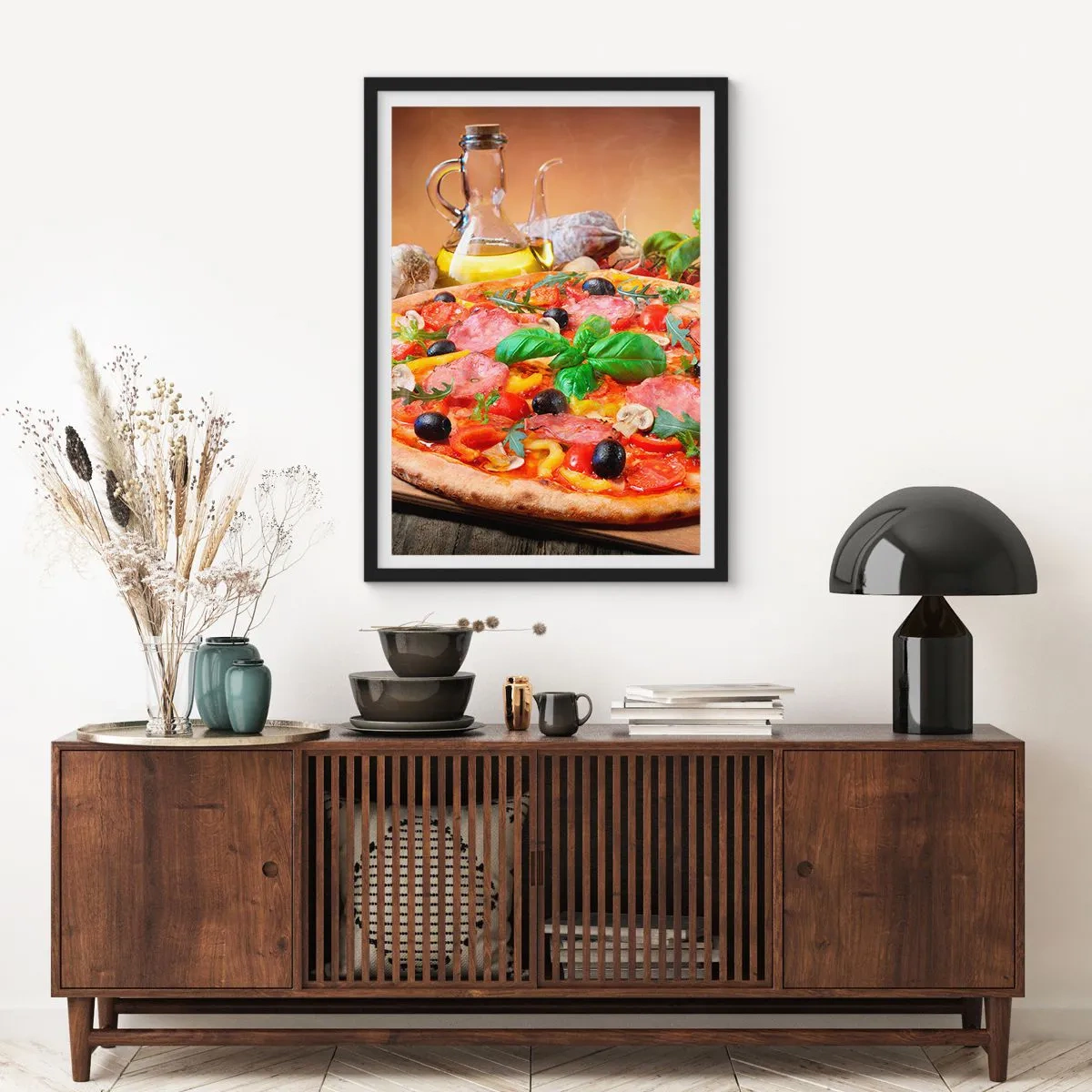 Plakát v černém rámu - Chutná pizza s olivami a bylinkami na dřevěném stole - 50x70cm - Se skutečně italskou chutí - Moderní nástěnná dekorace do obývacího pokoje a ložnice ARTTOR