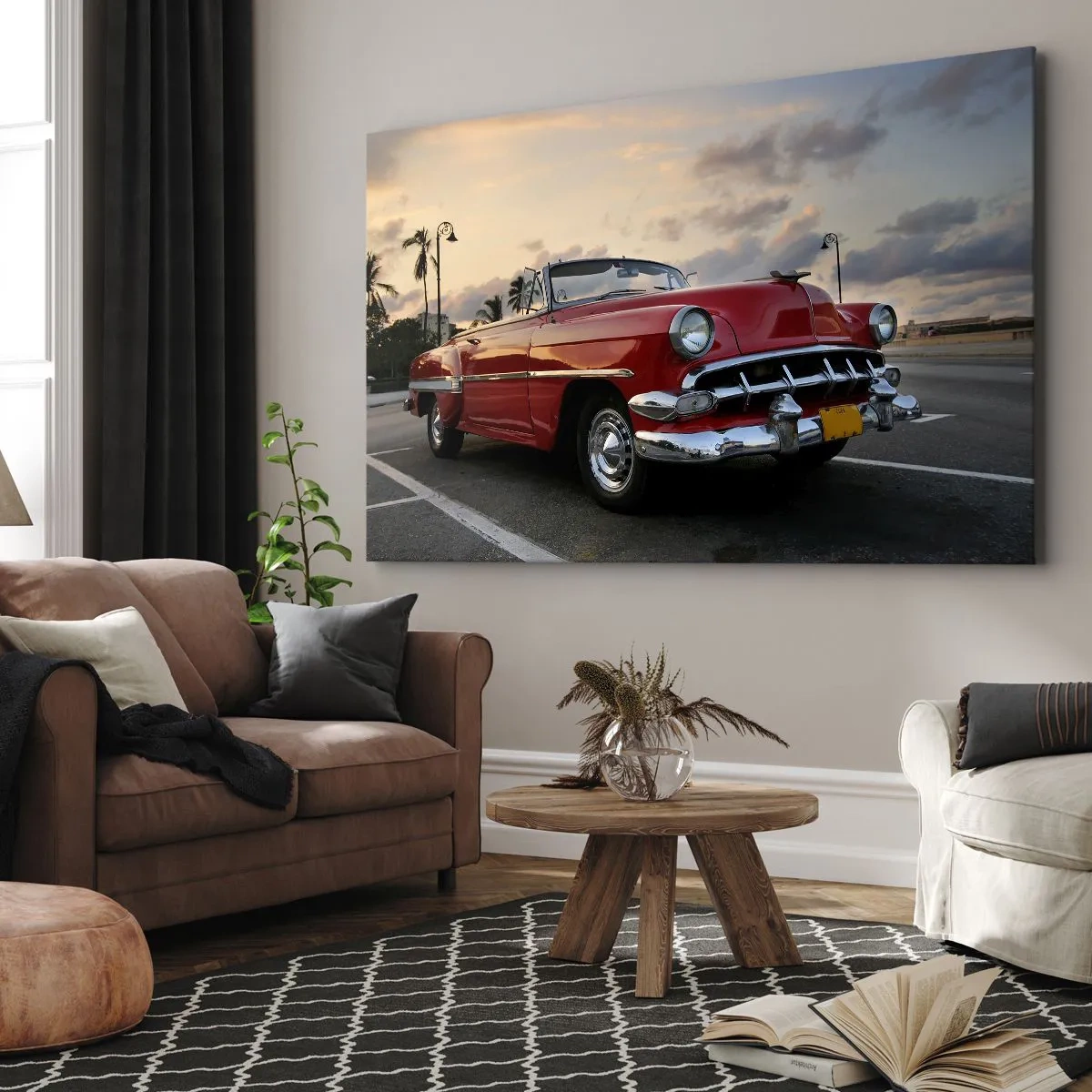 Obraz na plátně - Červený klasický kabriolet zaparkovaný u palem za soumraku. - 70x50cm - Červený žár tropů - Moderní nástěnná dekorace do obývacího pokoje a ložnice ARTTOR