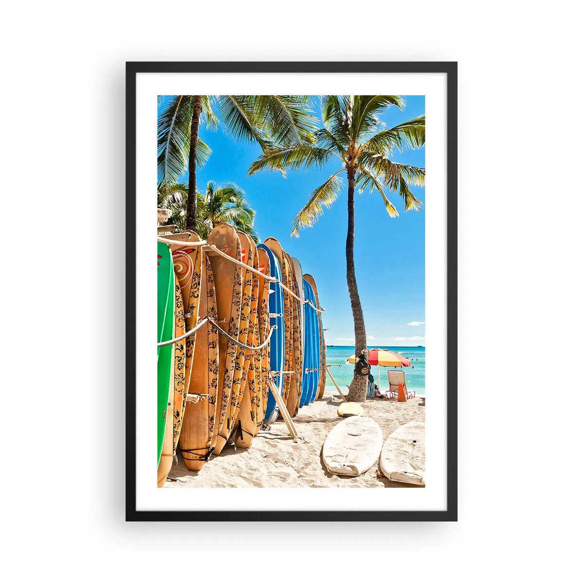 Plakát v černém rámu - Surfovací prkna na pláži s palmami a modrou oblohou - 50x70cm - Slunečná zábava - Moderní nástěnná dekorace do obývacího pokoje a ložnice ARTTOR