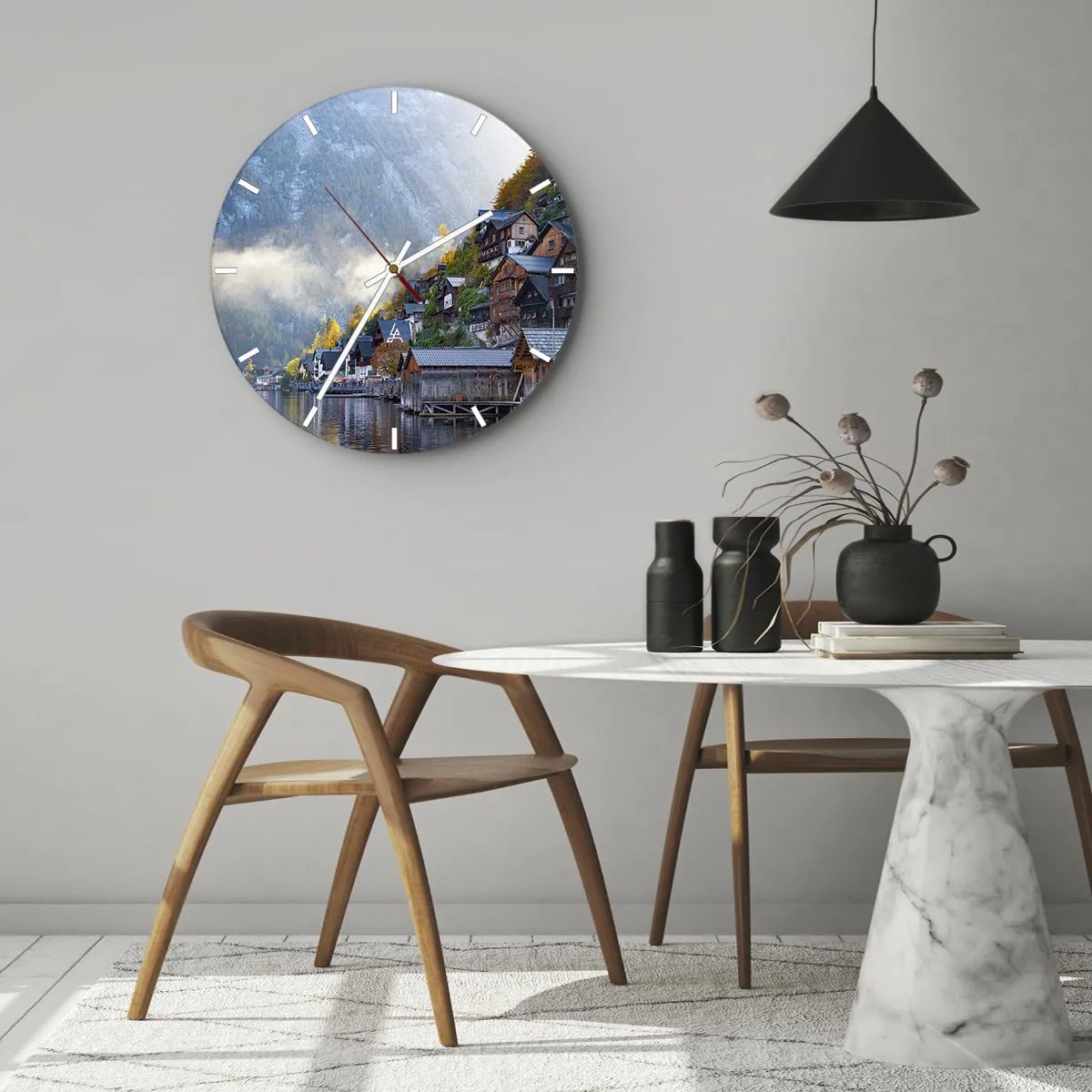 Nástěnné hodiny - Horská vesnice u jezera v ranním světle - 30x30cm - Alpská krajina - Moderní nástěnná dekorace do obývacího pokoje, kuchyně a ložnice ARTTOR