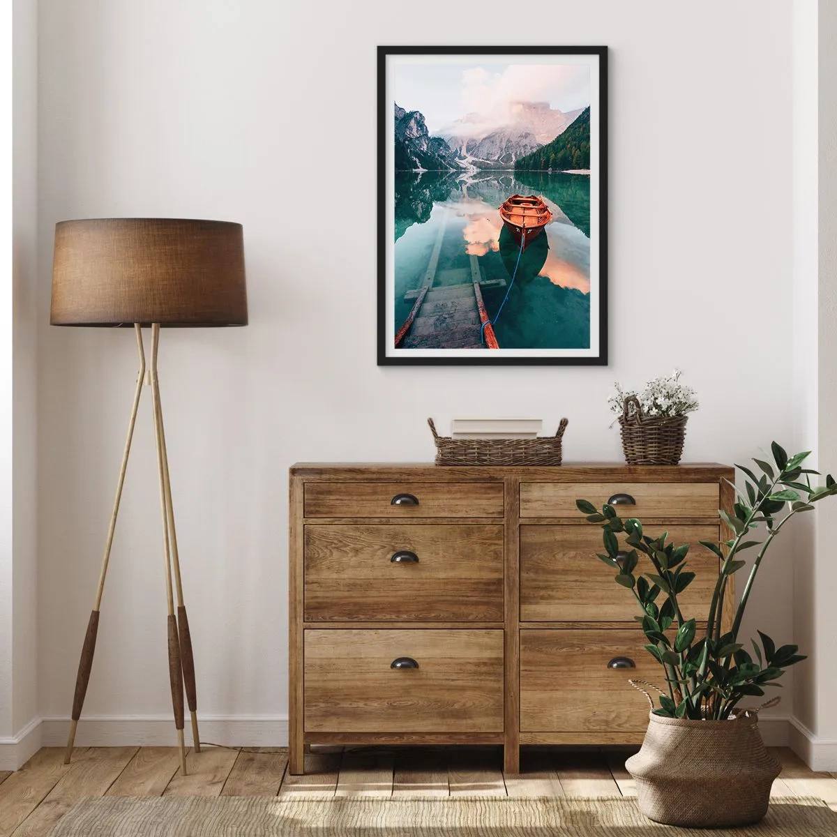 Plakát v černém rámu - Dřevěná loď na klidném jezeře obklopeném horami - 50x70cm - Klidný spánek hor - Moderní nástěnná dekorace do obývacího pokoje a ložnice ARTTOR
