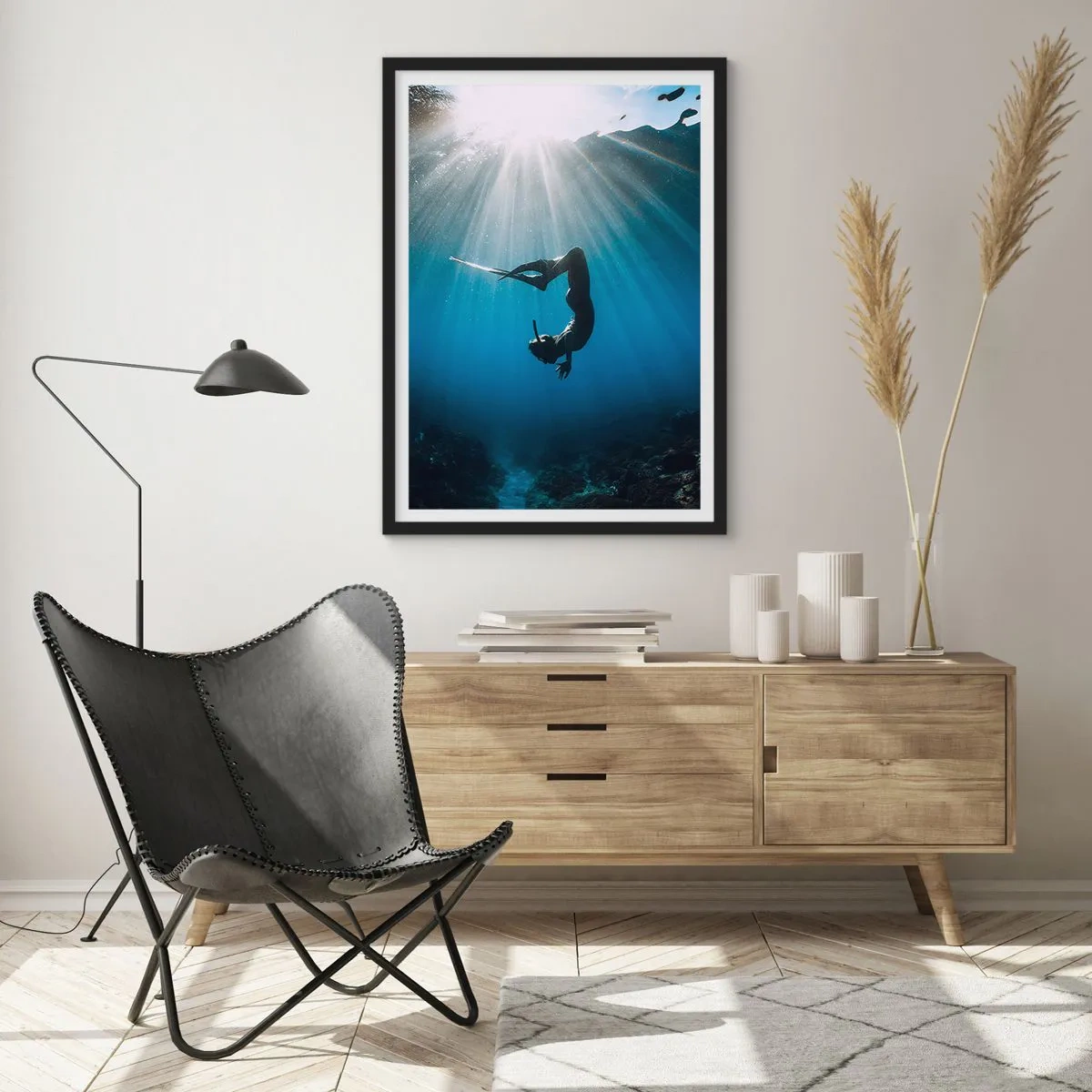Plakát v černém rámu - Potápěč v paprscích světla pod vodou - 50x70cm - Podvodní tanec - Moderní nástěnná dekorace do obývacího pokoje a ložnice ARTTOR
