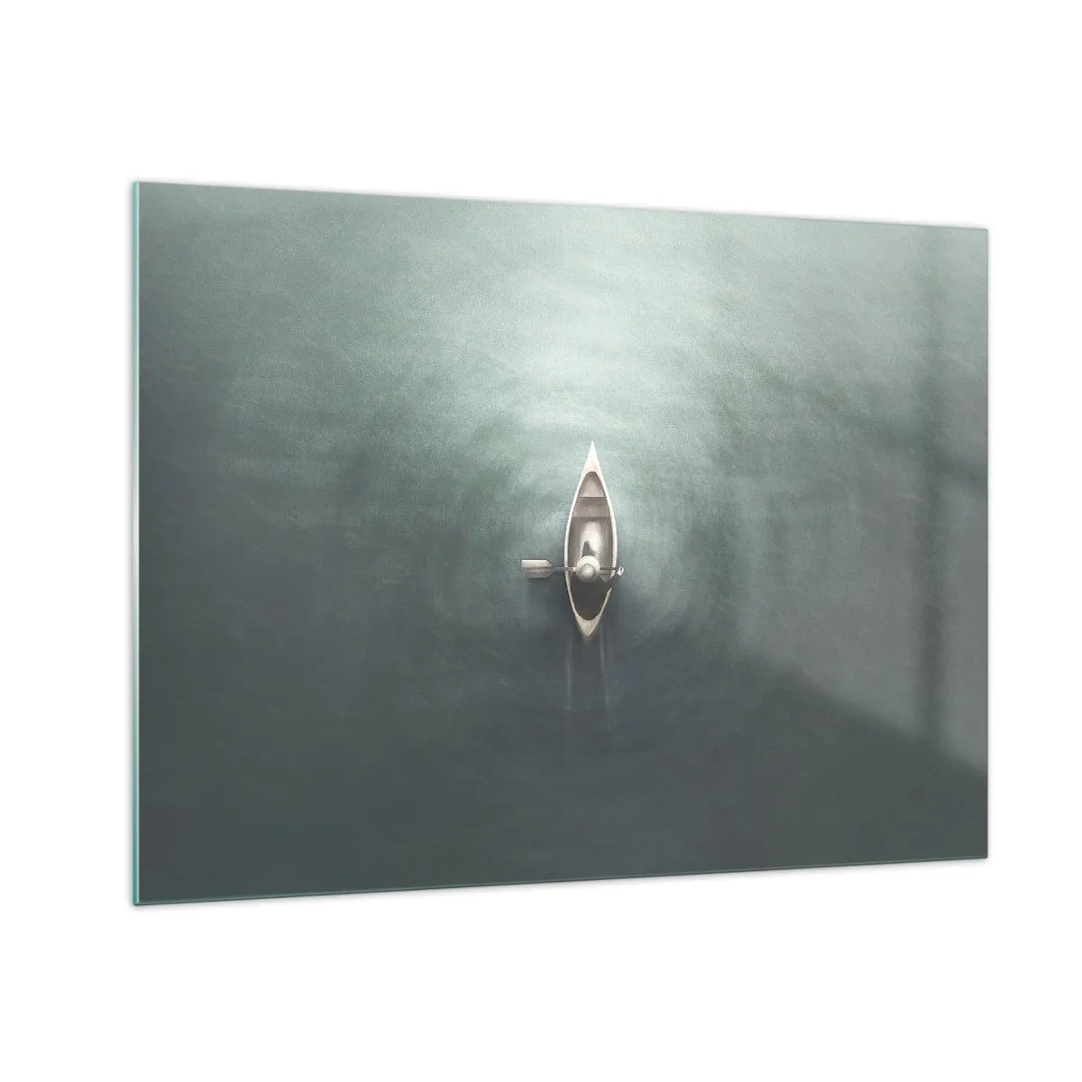 Obraz na skle - Osamělá loď unášená po klidném, nazelenalém jezeře - 70x50cm - Přes měsíční jezero - Moderní nástěnná dekorace do obývacího pokoje a ložnice ARTTOR