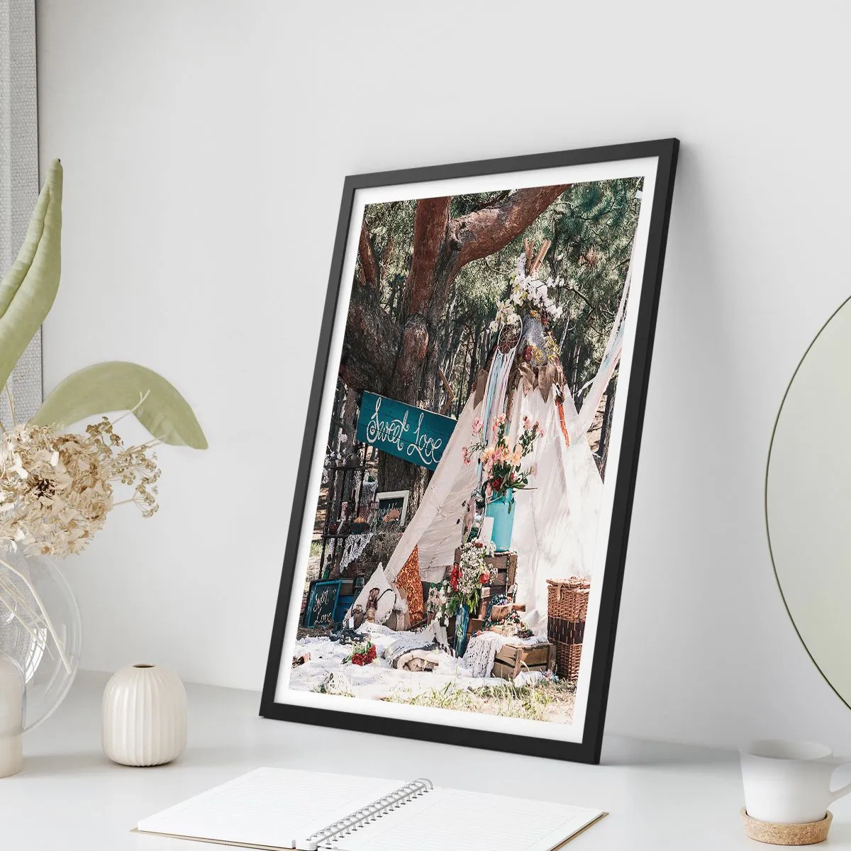 Plakát v černém rámu - Boho stylová kompozice se stanem, květinami a nápisem Sladká láska - 50x70cm - Make love… - Moderní nástěnná dekorace do obývacího pokoje a ložnice ARTTOR