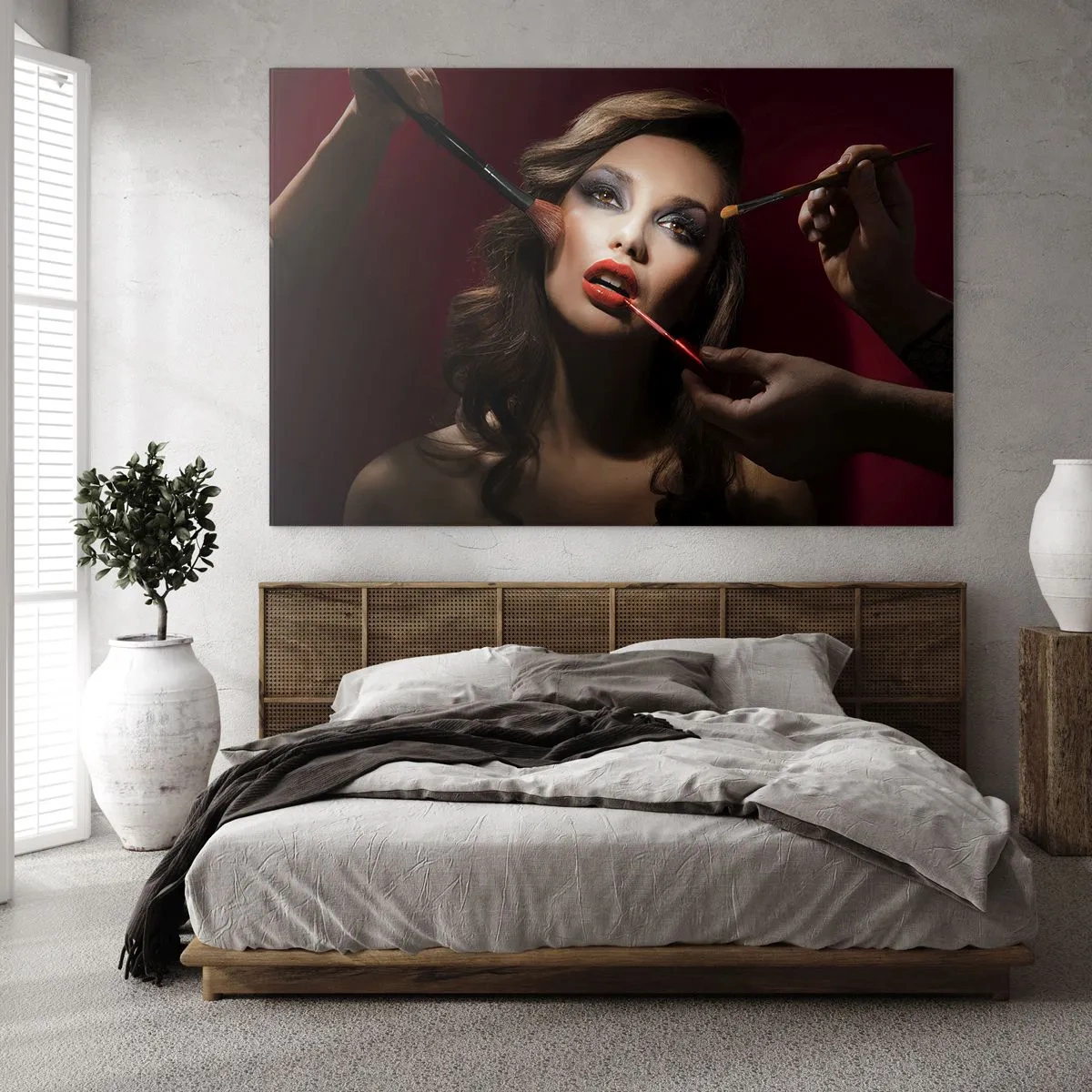 Obraz na skle - Žena nanáší make-up na tmavém pozadí - 70x50cm - Krásná zasněná - Moderní nástěnná dekorace do obývacího pokoje a ložnice ARTTOR