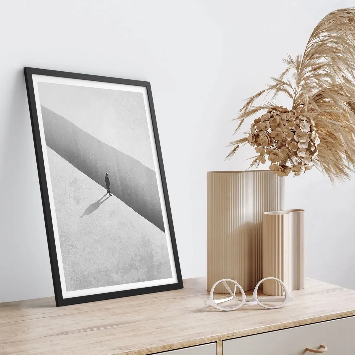 Plakát v černém rámu - Postava stojící nad propastí v monochromatickém prostředí - 50x70cm - Jasný cíl - Moderní nástěnná dekorace do obývacího pokoje a ložnice ARTTOR