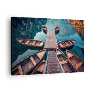 Obraz na plátně - Dřevěné lodě na molu u horského jezera - 70x50cm - Čekám v přístavu - Moderní nástěnná dekorace do obývacího pokoje a ložnice ARTTOR