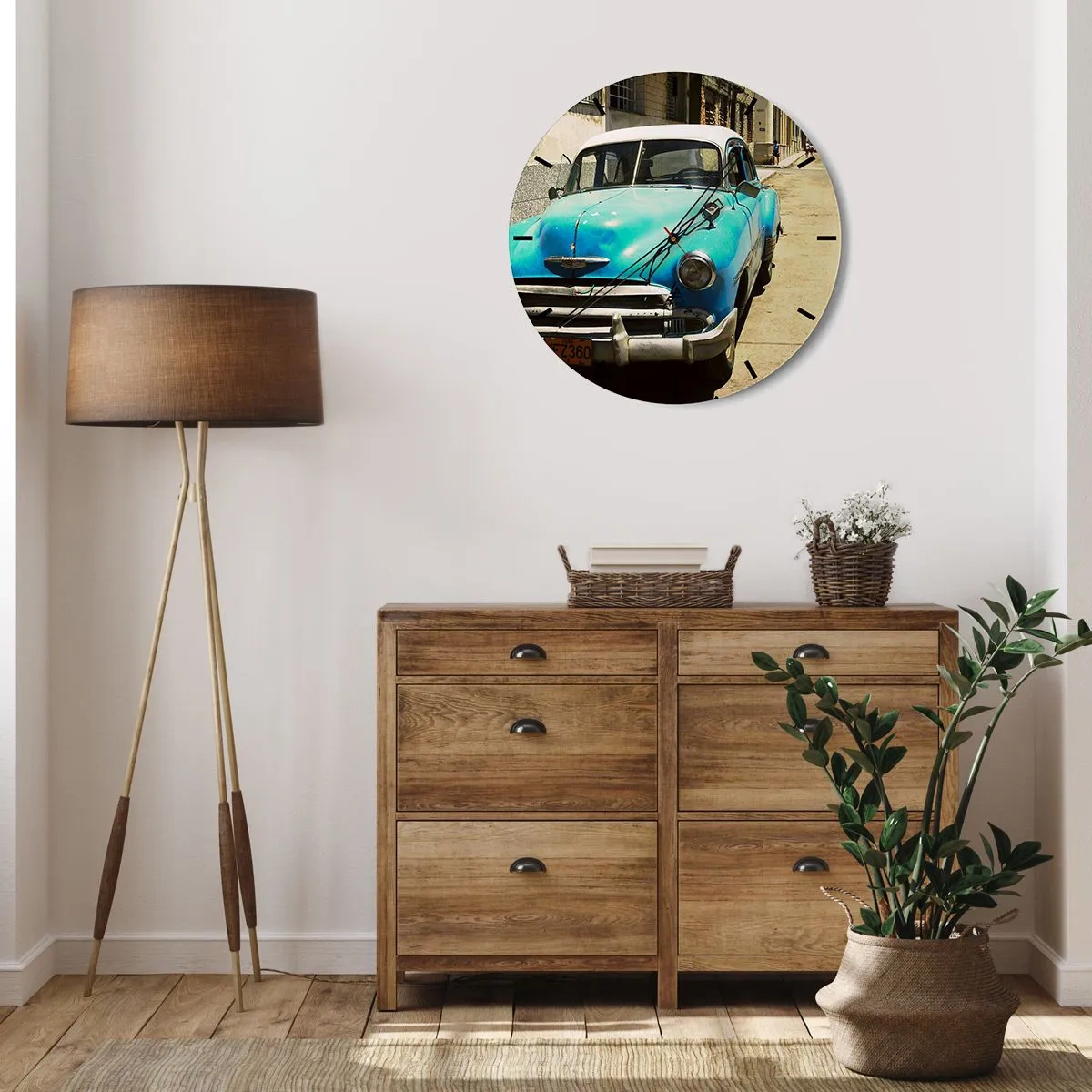 Nástěnné hodiny - Modré klasické auto na ulici, vintage styl - 30x30cm - Evviva Cuba! - Moderní nástěnná dekorace do obývacího pokoje, kuchyně a ložnice ARTTOR