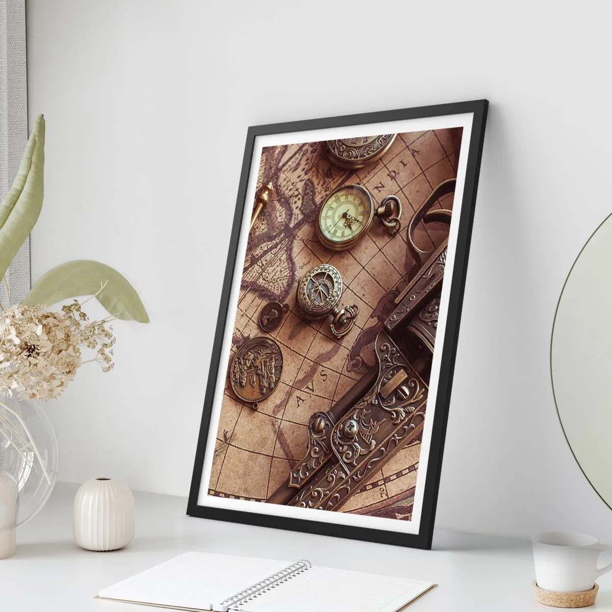 Plakát v černém rámu - Kompas, mapa a staromódní předměty symbolizující dobrodružství - 50x70cm - Dobrodružství volá - Moderní nástěnná dekorace do obývacího pokoje a ložnice ARTTOR