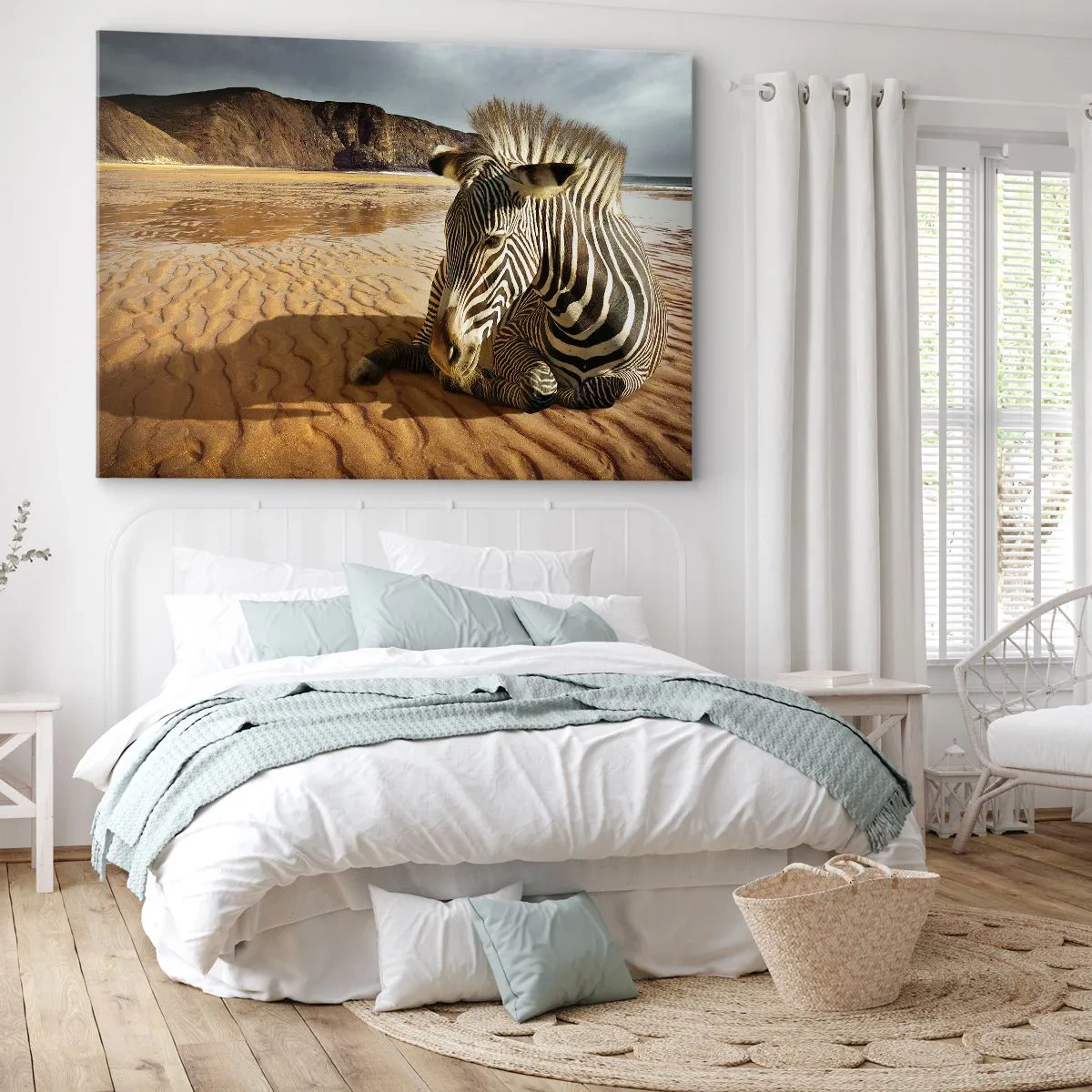 Obraz na plátně - Zebra odpočívající na písečné pláži s útesy v pozadí. - 70x50cm - Hodíme se k sobě - Moderní nástěnná dekorace do obývacího pokoje a ložnice ARTTOR
