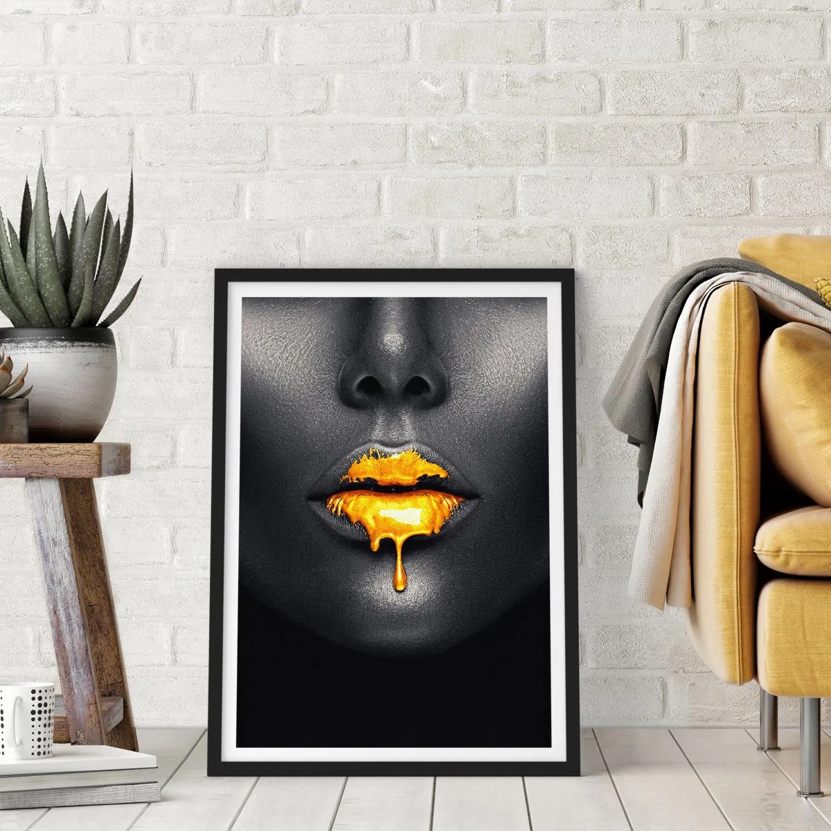 Plakát v černém rámu - Tvář černošky s oranžovou barvou na rtech - 50x70cm - Zlatoústá - Moderní nástěnná dekorace do obývacího pokoje a ložnice ARTTOR