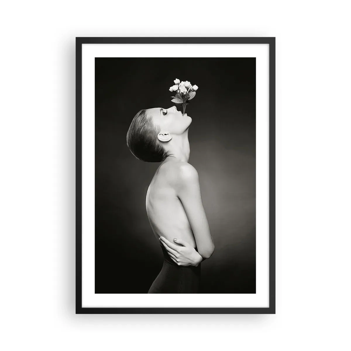 Plakát v černém rámu - Černobílý portrét ženy s květinami - 50x70cm - Excentrická elegance - Moderní nástěnná dekorace do obývacího pokoje a ložnice ARTTOR