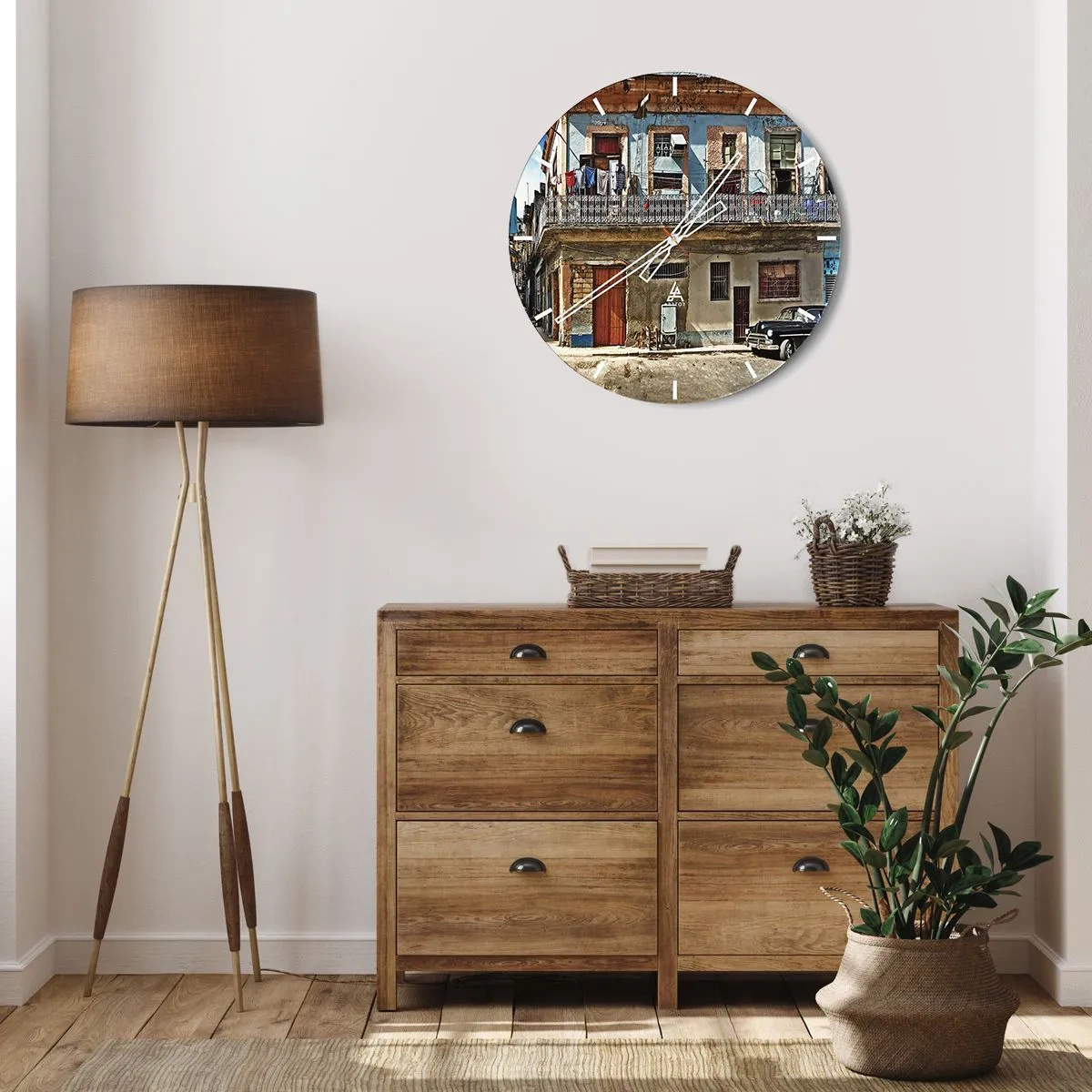 Nástěnné hodiny - Barevná fasáda staré budovy s balkonem a prádelnou - 30x30cm - Havajský nádech - Moderní nástěnná dekorace do obývacího pokoje, kuchyně a ložnice ARTTOR