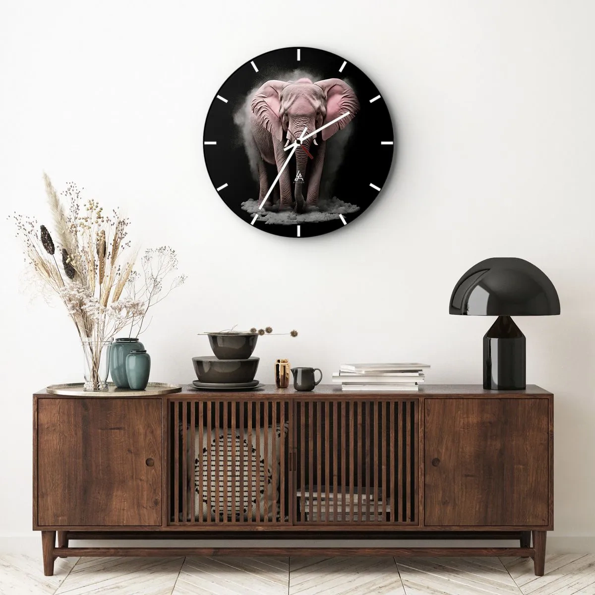 Nástěnné hodiny - Růžový slon na černém pozadí obklopený mlhou - 30x30cm - Nemysli na růžového slona! - Moderní nástěnná dekorace do obývacího pokoje, kuchyně a ložnice ARTTOR