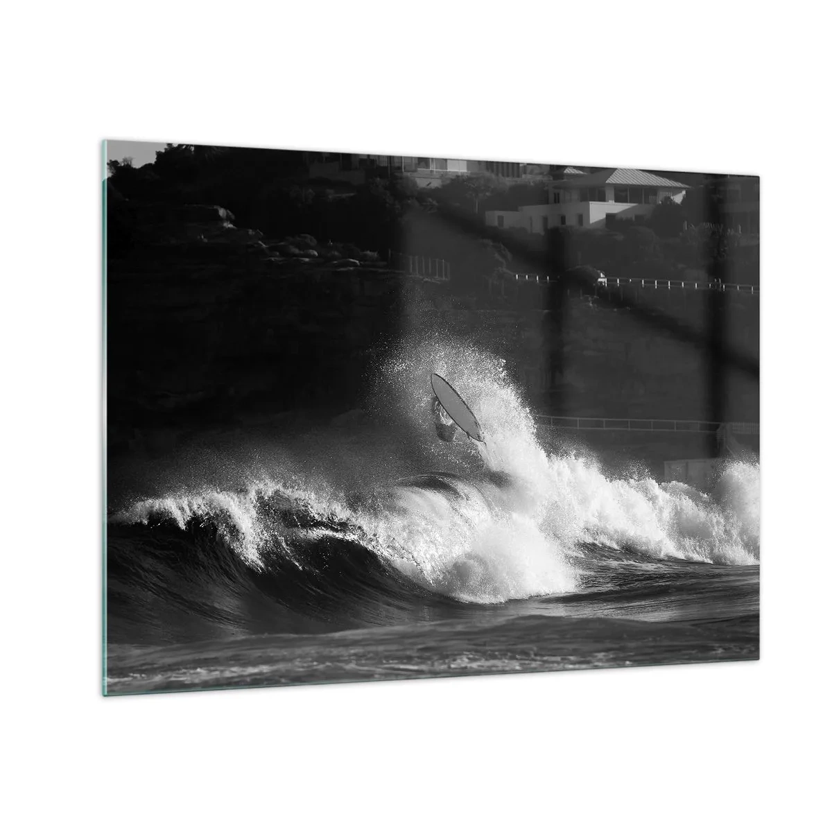 Obraz na skle - Surfař na vlně zachycený na černobílé fotografii - 70x50cm - Výzva přijata! - Moderní nástěnná dekorace do obývacího pokoje a ložnice ARTTOR