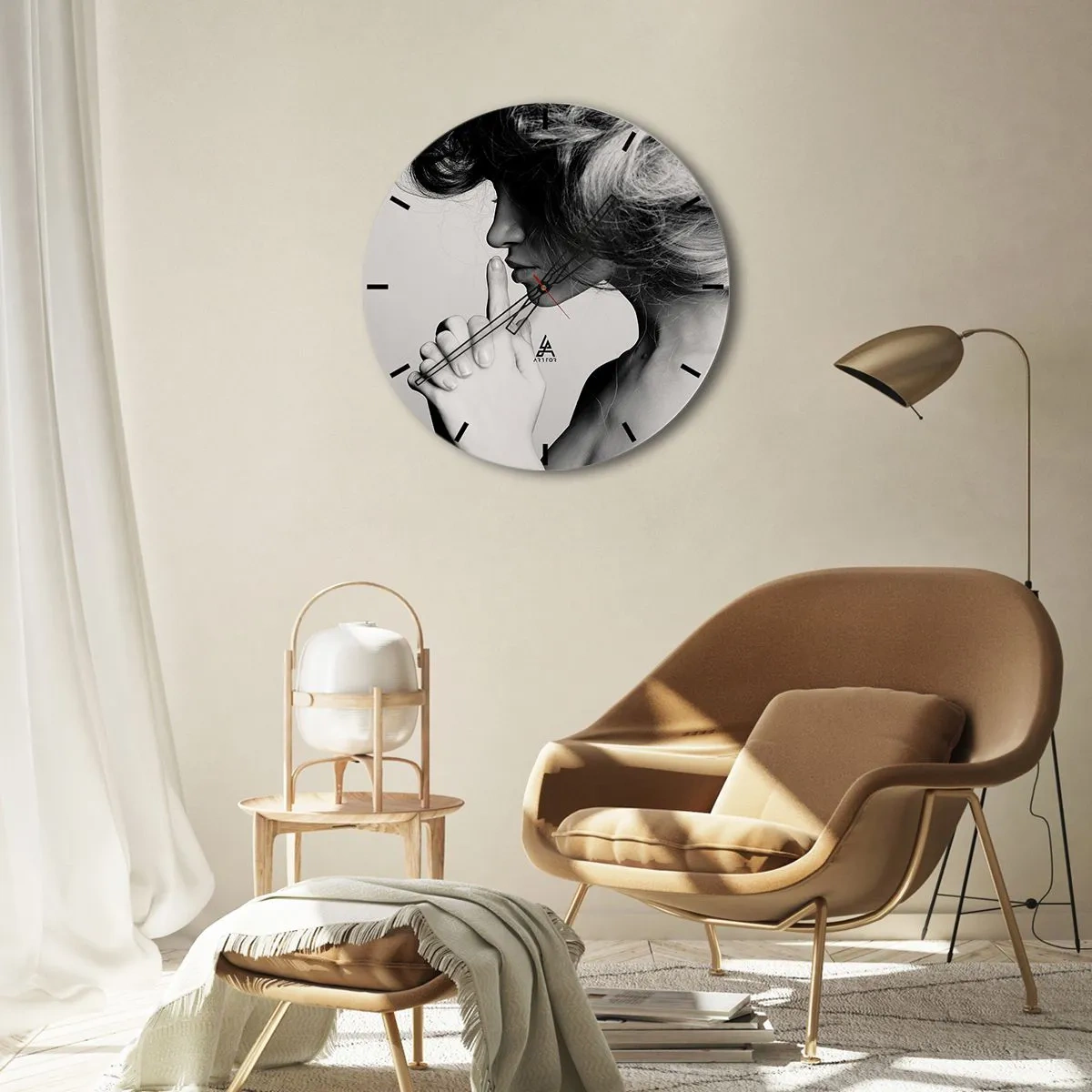 Nástěnné hodiny - Černobílá fotografie ženy s prstem na rtech - 30x30cm - Zahleděná do sebe - Moderní nástěnná dekorace do obývacího pokoje, kuchyně a ložnice ARTTOR