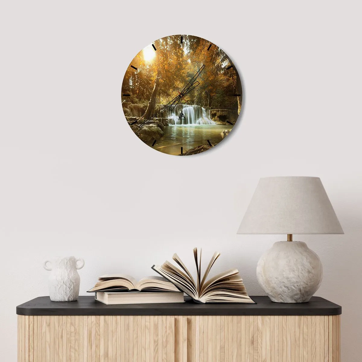 Nástěnné hodiny - Malebný vodopád obklopený podzimními stromy - 30x30cm - Parkový vodopád - Moderní nástěnná dekorace do obývacího pokoje, kuchyně a ložnice ARTTOR