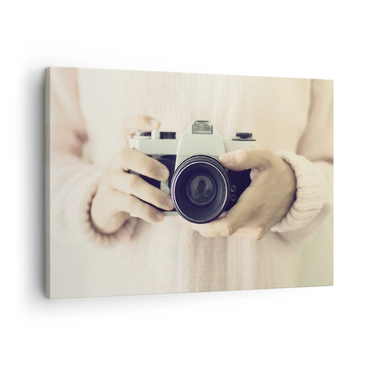 Obraz na plátně - Retro fotoaparát držený v rukou na světlém pozadí - 70x50cm - Pro více informací… - Moderní nástěnná dekorace do obývacího pokoje a ložnice ARTTOR